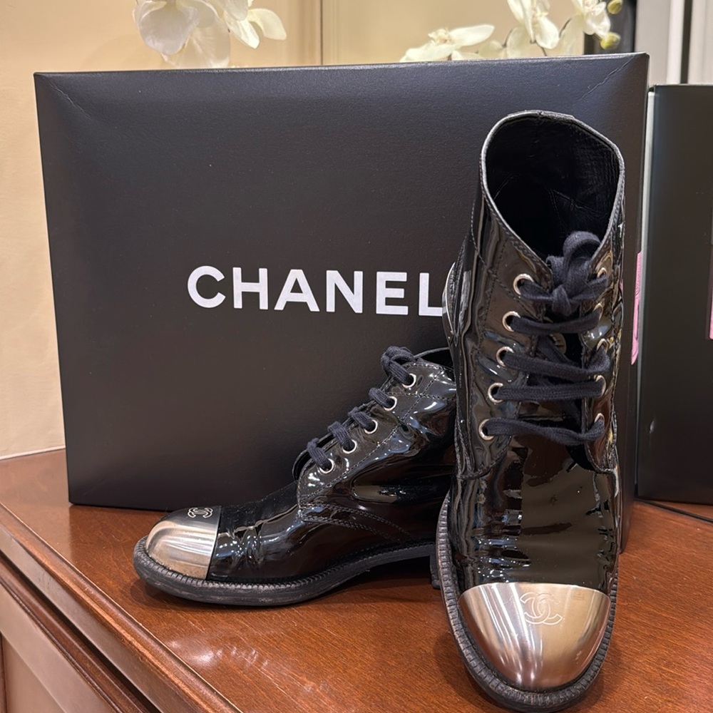 RARE Chanel Patent Leather Metal Toe CC Boots 37,5 - Picture 2 of 6